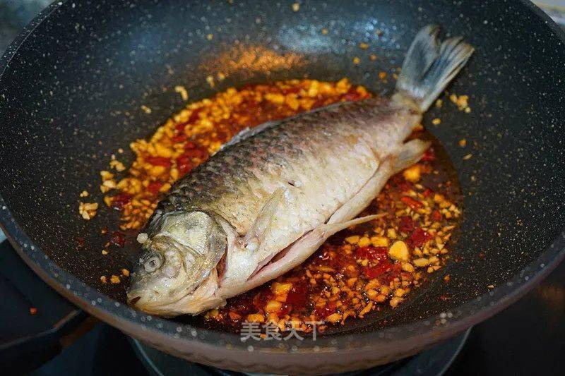 吃貨最愛的鯽魚家常做法,魚肉鮮嫩,香味濃郁,味道超級贊