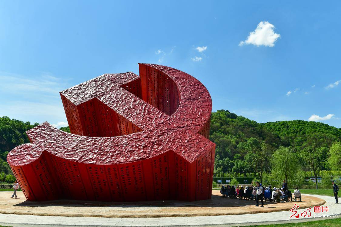 陕西延安巨型党徽雕塑传承红色精神