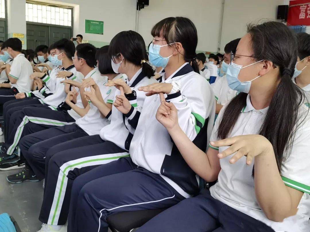 团区委还将在微山路中学,梅江中学,翔宇中学,北师大附中,实验求是中学