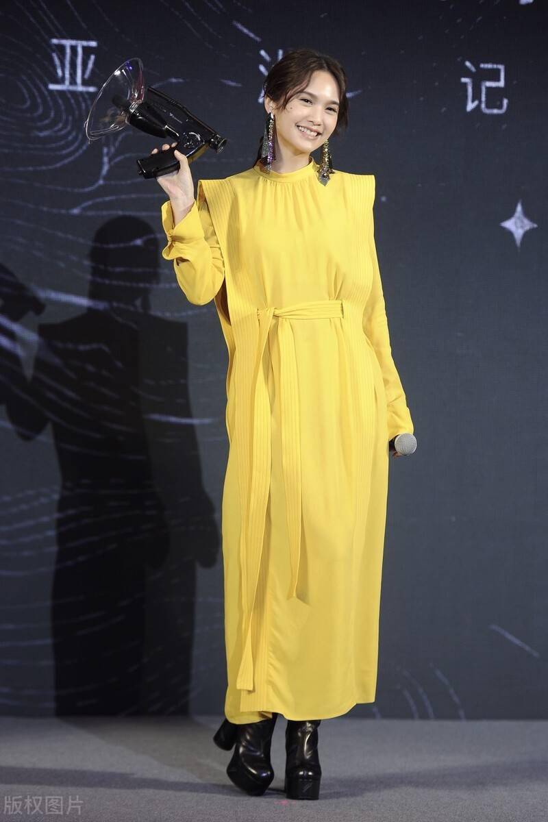 36岁的杨丞琳可真甜穿一字肩吊带裙浪漫减龄笑起来好可爱