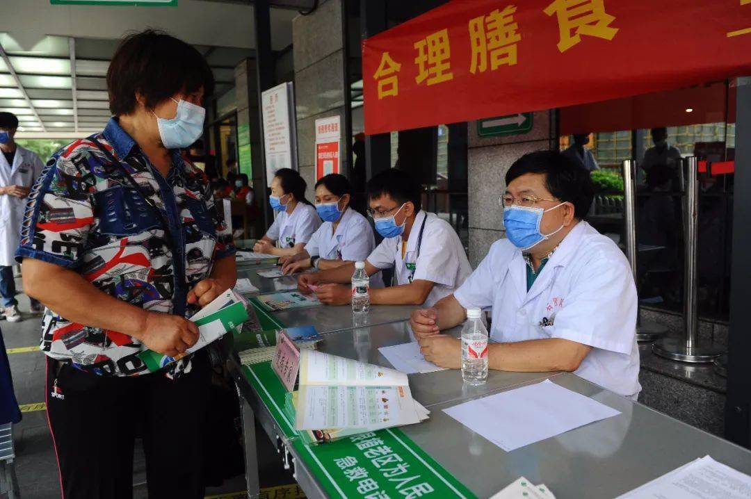 【学党史 办实事】右医附院开展"全民营养周"专家义诊与健康咨询活动