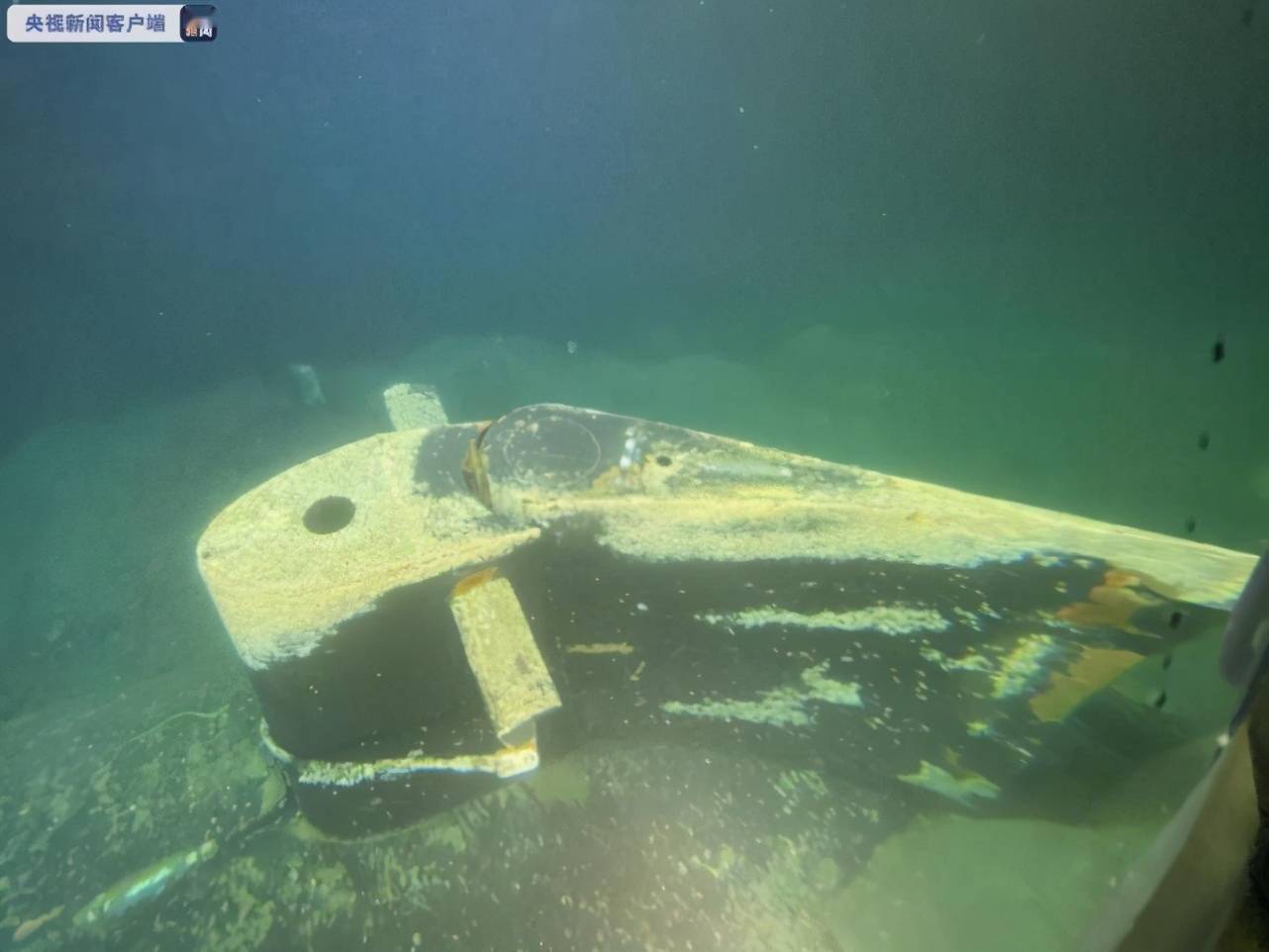 立功 中国深海勇士大海捞针 印尼沉没潜艇700公斤救生筏出水 南伽