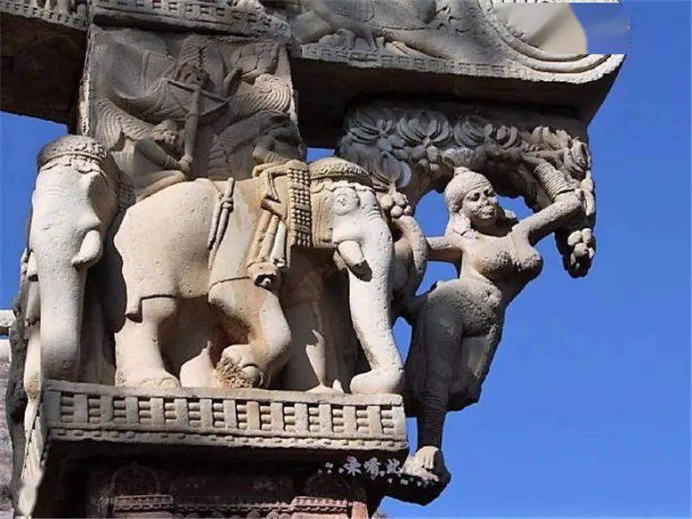 《树神药叉女》,约作于公元1世纪初叶,是桑奇最美的女性雕像