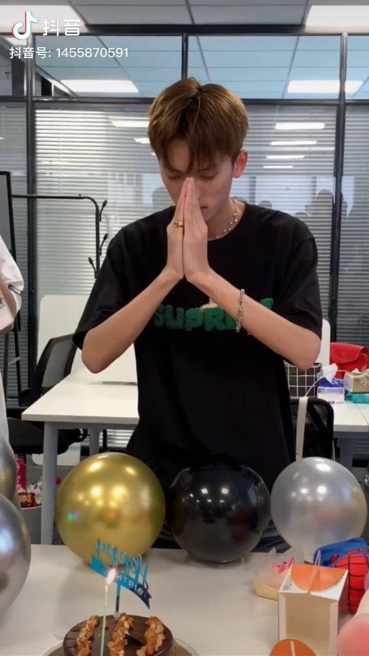 海豹式鼓掌祝大王年年有今日岁岁有今朝李男友李海生日快乐