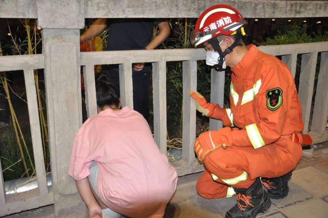大理漾濞一女孩头部被卡在大桥护栏内,消防紧急救援!