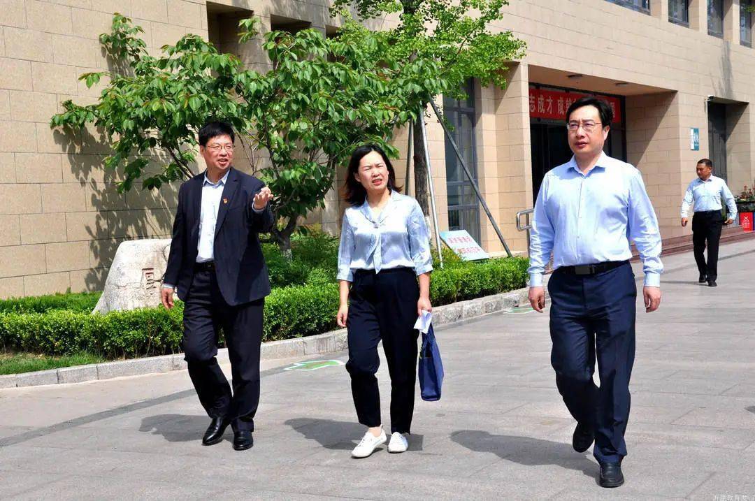考核组先后到申报全国文明校园创建的沂源二中,沂源县实验小学两所