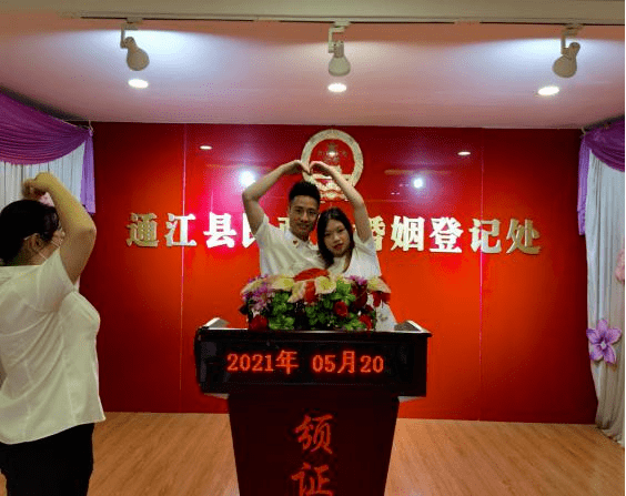 传承良好的家风家教,今天上午,巴州区民政局开展了"倡文明婚俗 筑幸福