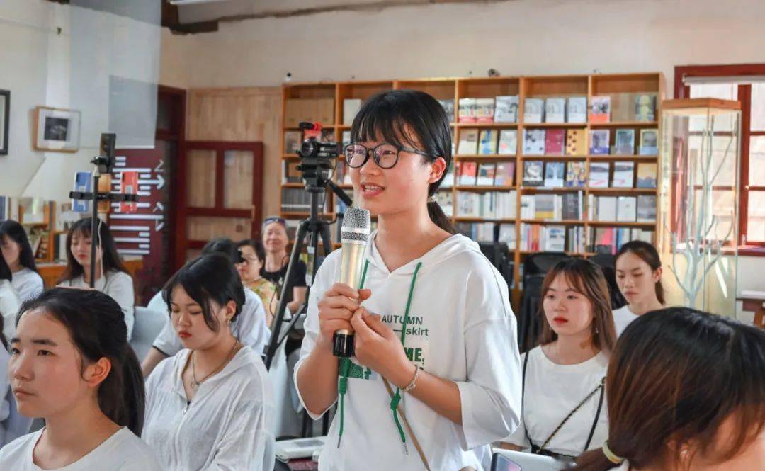 诗人唐亚平做客书香61花溪青岩阅读推广活动谈纪录片纪录片是一种