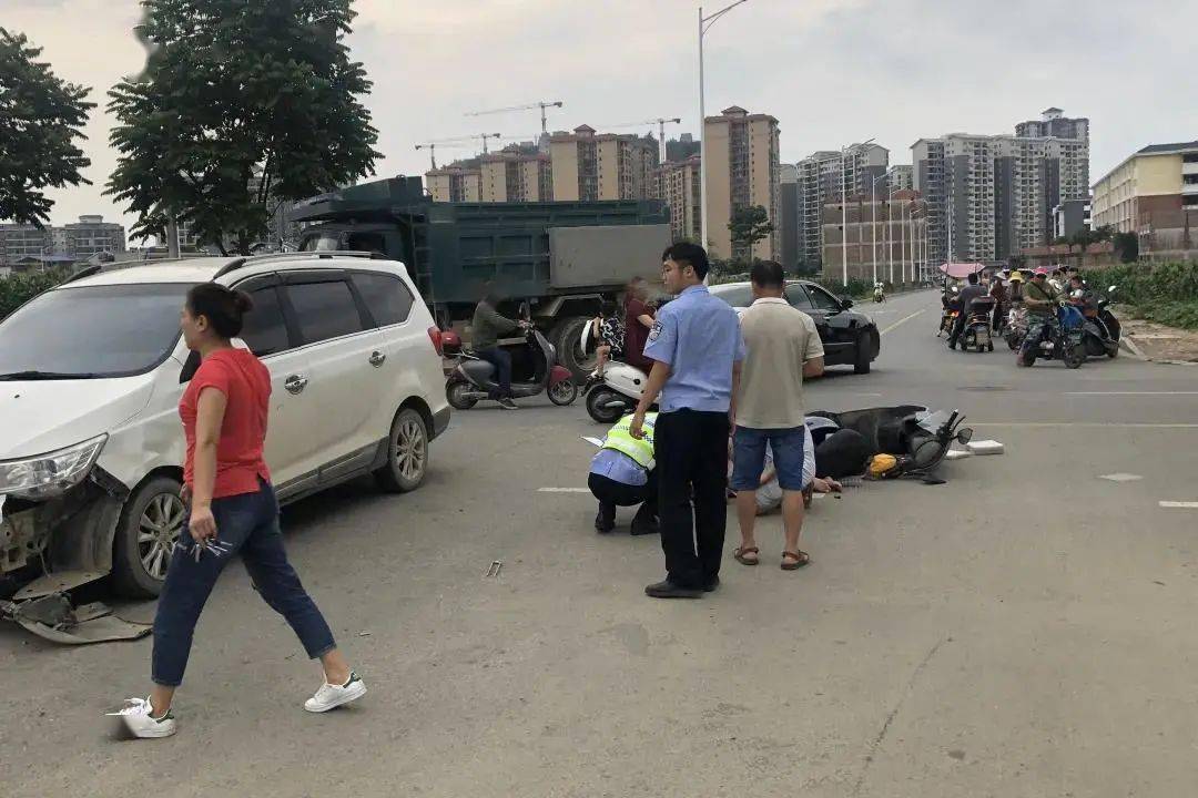 上林一车主因交通事故倒地不起,万幸的是……(上林时空)