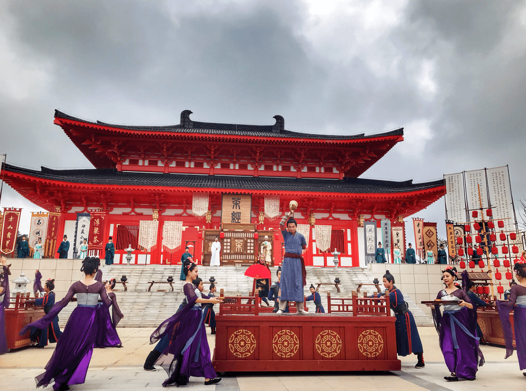 高岭·中国村位于浮梁县鹅湖镇,景区占地面积26平方公里,是依托浮梁"