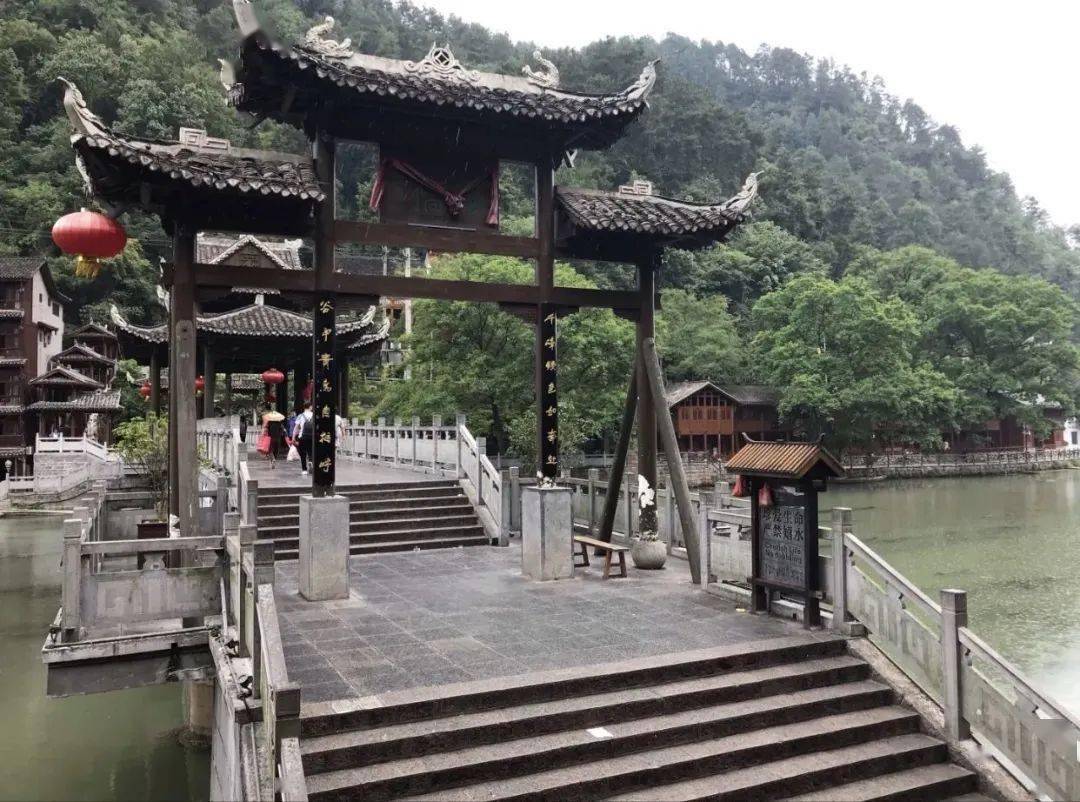 湖南丨凤凰古城东门城楼最佳观景台看古城一片繁华有一种浪漫的气氛