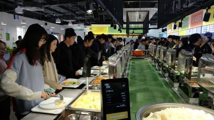 ai管你"恰饭" 温州这所学校打造新型智慧食堂