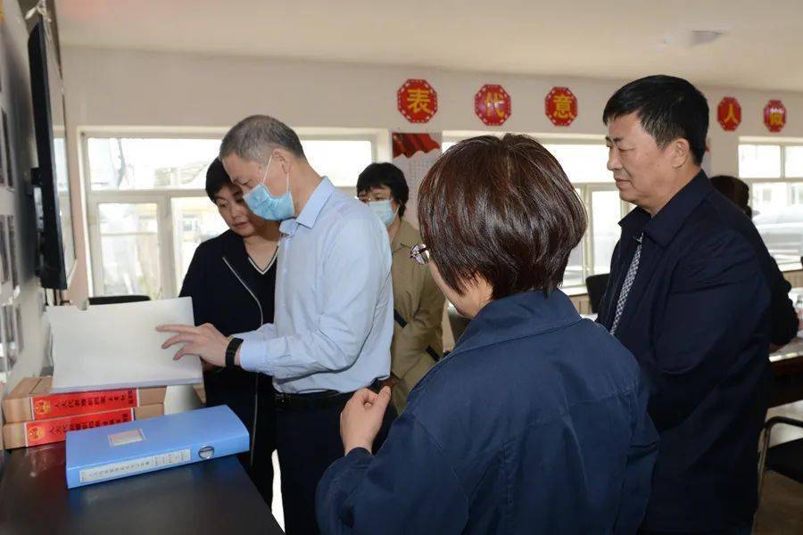 5月19日,市人大人事委主任委员郭景春,副主任委员张慧艳,代表处处长郑