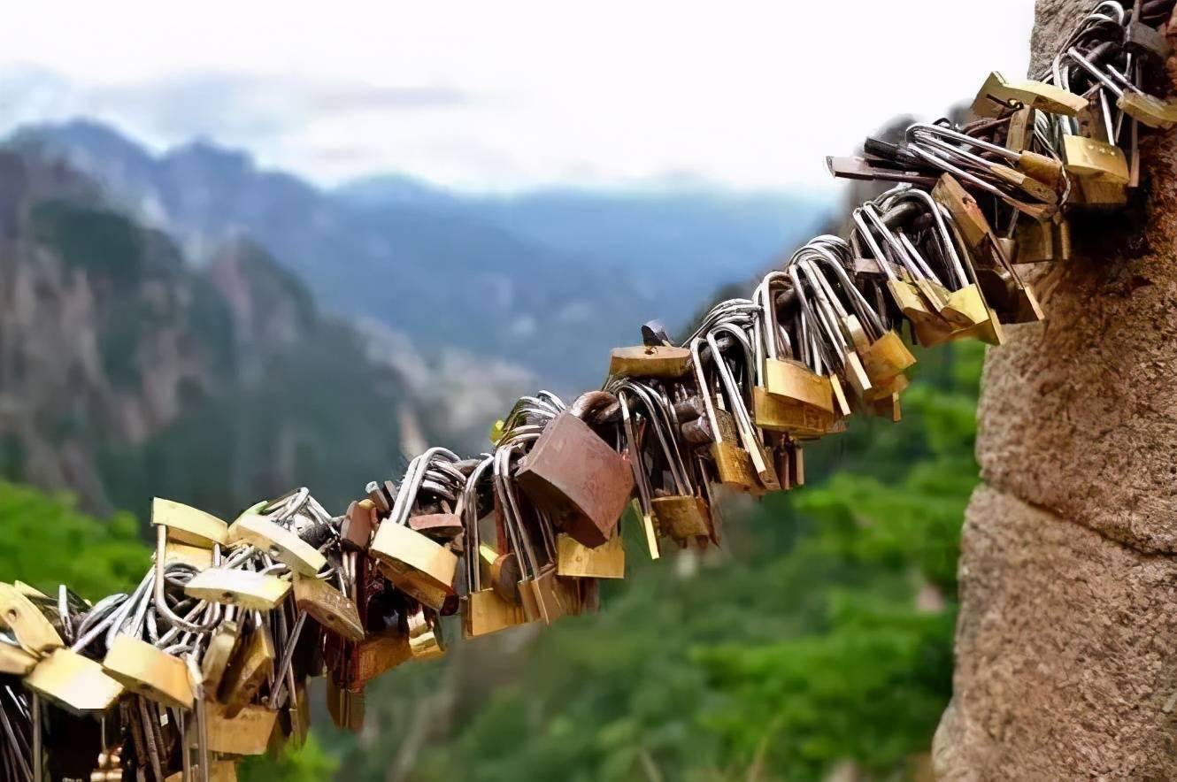 黄山的山峦拐角处挂同心锁还很多地方都可以除了这座桥情人桥位于花镜