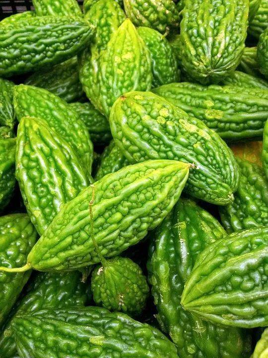 西瓜:解暑解渴西瓜别名夏瓜,寒瓜,水瓜,由此可见西瓜的三个特点:生在