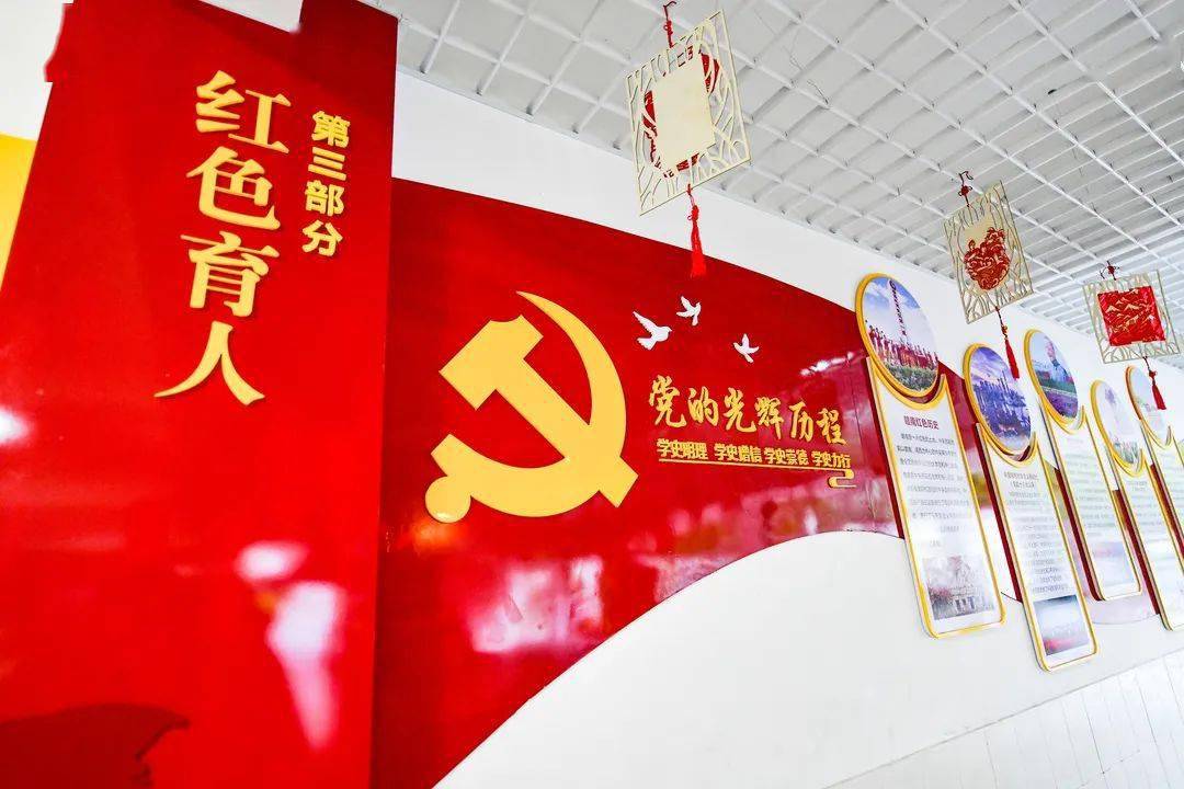 一面校园里的"党史墙"一间"红色育人展厅"27个教室里的"党史馆"27支"