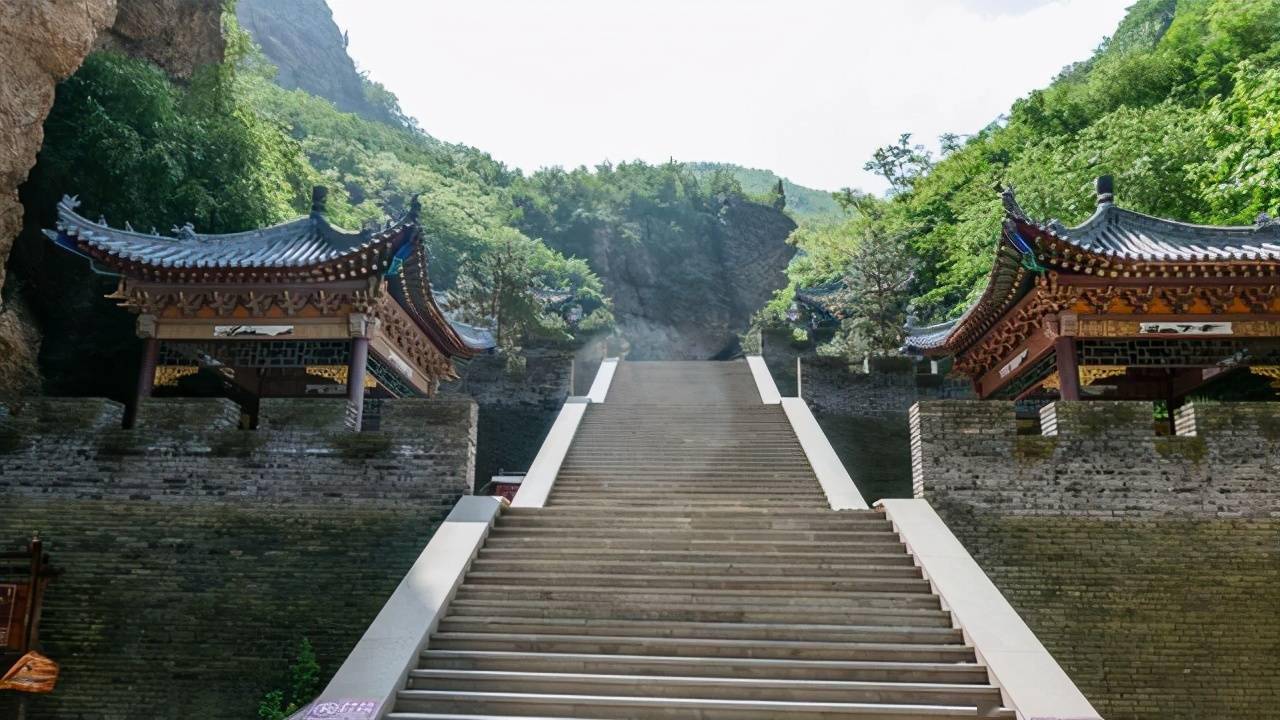 山前就有一个寺庙赤山风景区位于盖州市万福镇东,罗屯乡与矿洞沟乡