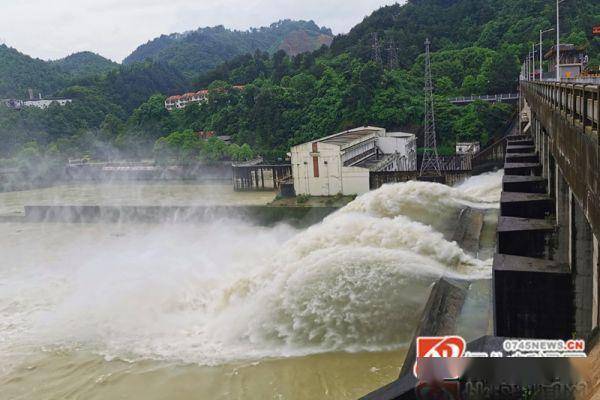 图说怀化|芷江蟒塘溪电站大坝泄洪