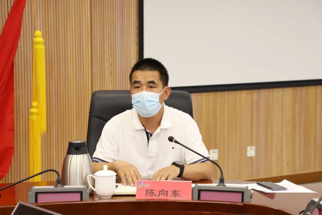 首先,区新城建设服务中心主任,区创城办副主任陈向东进行创城指标任务