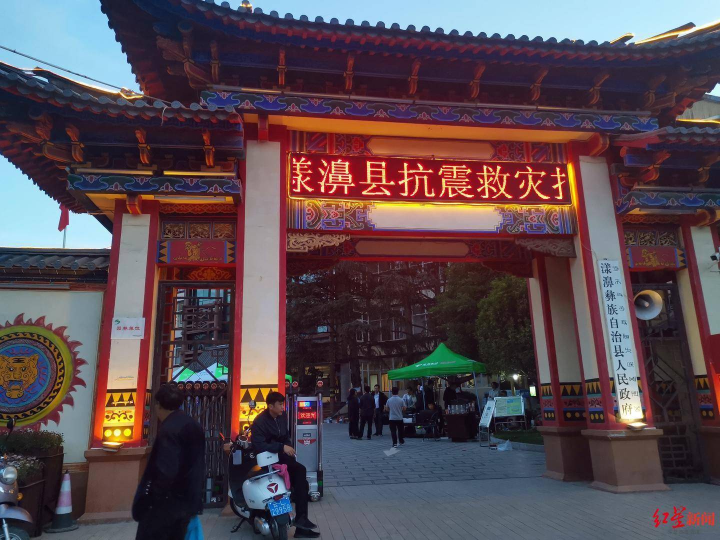 目前当地道路畅通,但漾濞县城通往最近高速的路口封闭.