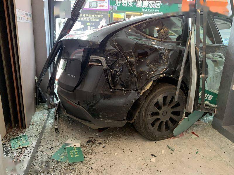 特斯拉倒车失控冲撞门面!柳州车主:刹车失灵