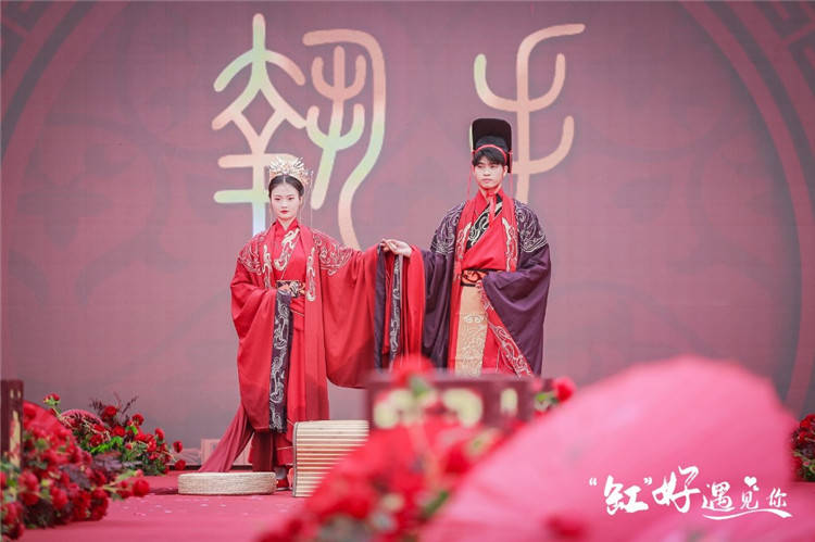 重庆云阳龙缸景区,33对新人,身着汉服,在司仪的见证下完成婚礼,这标志