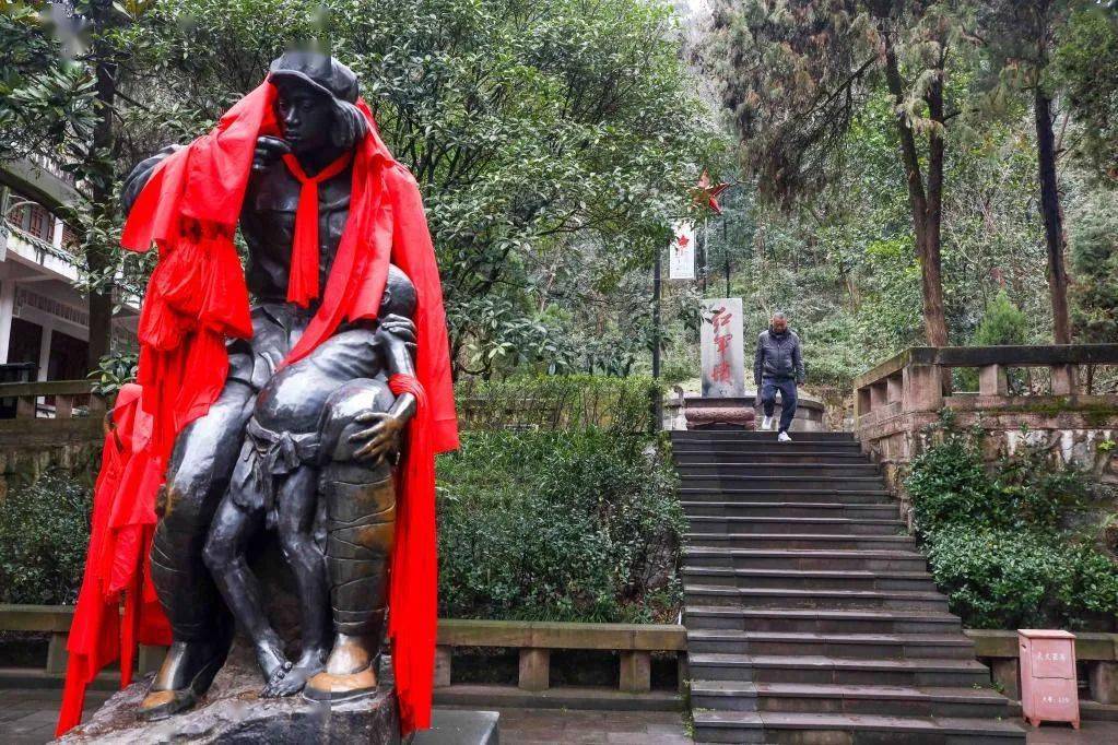 为百姓治病解难的红军卫生员龙思泉,在寒风肆虐的冬日,焐热了穷苦人们