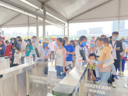成城|世界智能大会公众开放首日 现场观众体验智能科技热情高涨
