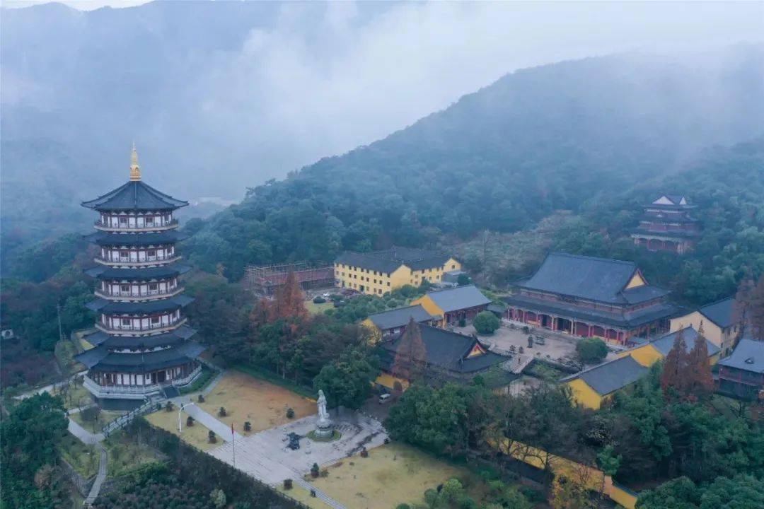 浙东古刹瑞岩禅寺,4a级国家森林公园,位于宁波市北仑区柴桥街道岭下村