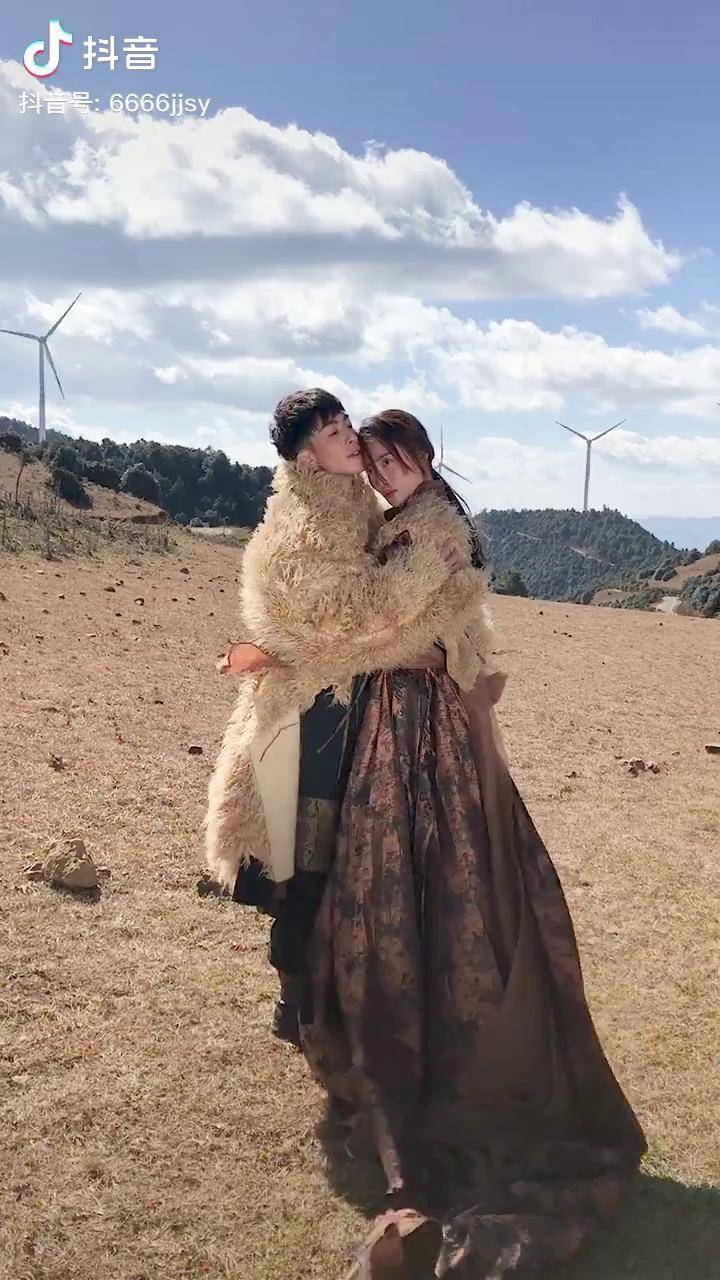 小狼崽的小爪爪抓着苗姐不愿松开苗苗vivi冼峻生2021聚焦民族年