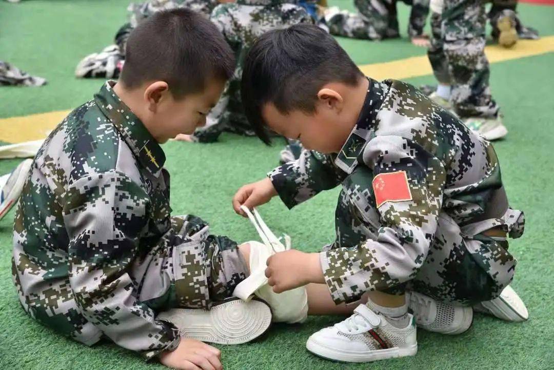 飒京山这些小朋友穿上军装太帅了