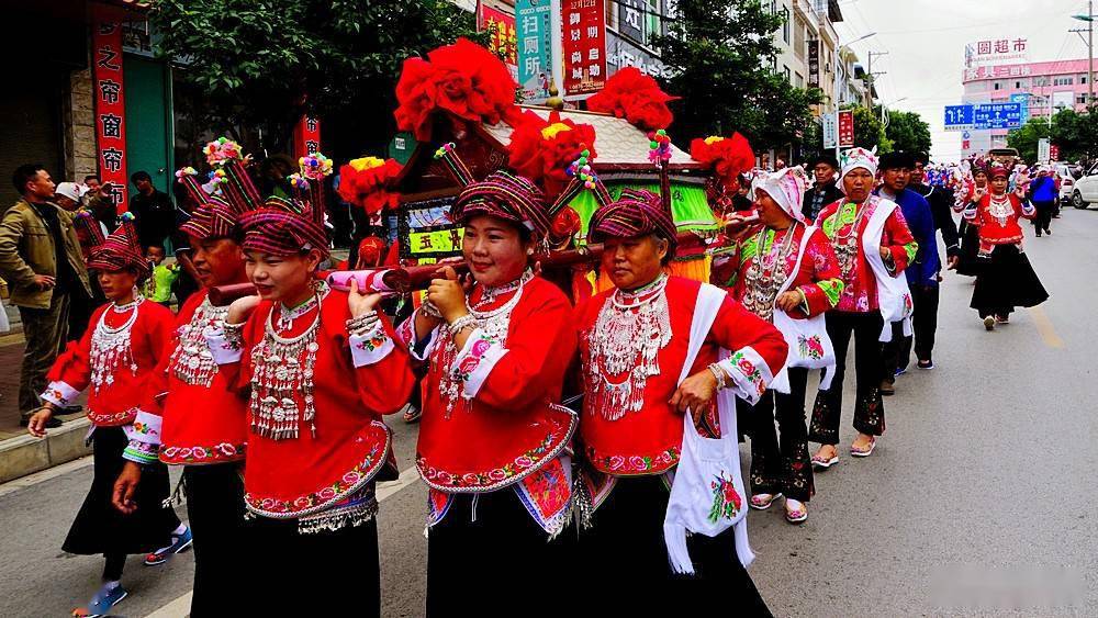 马蹄井畔接皇姑