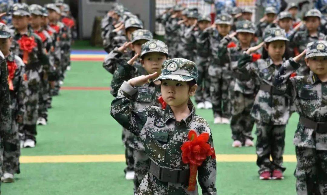 飒京山这些小朋友穿上军装太帅了