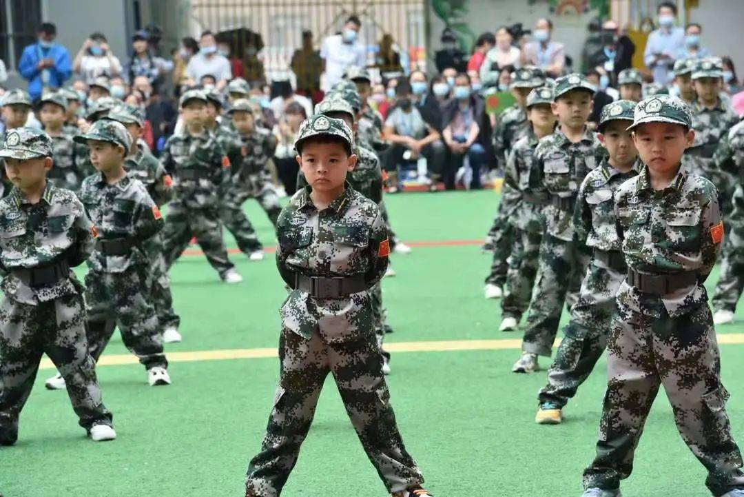 飒京山这些小朋友穿上军装太帅了