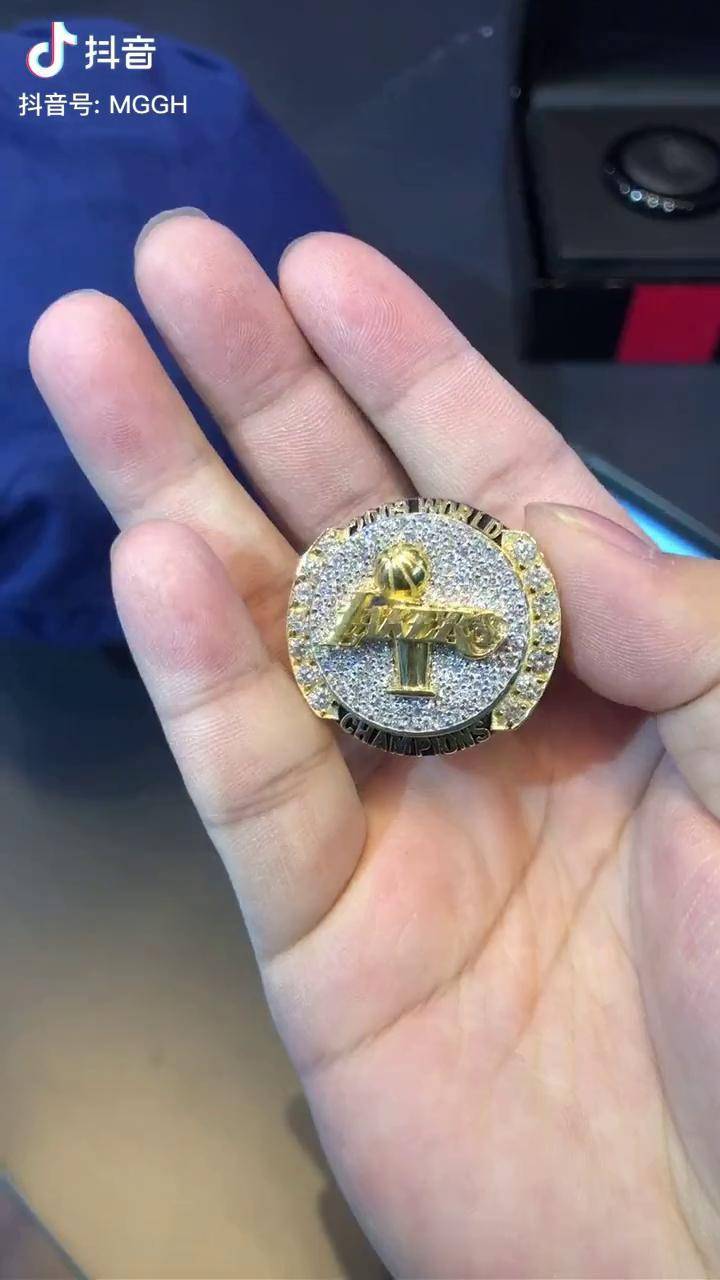 与科比最近的一次接触,科比戴过的09年湖人nba总冠军戒指.科比去世_1