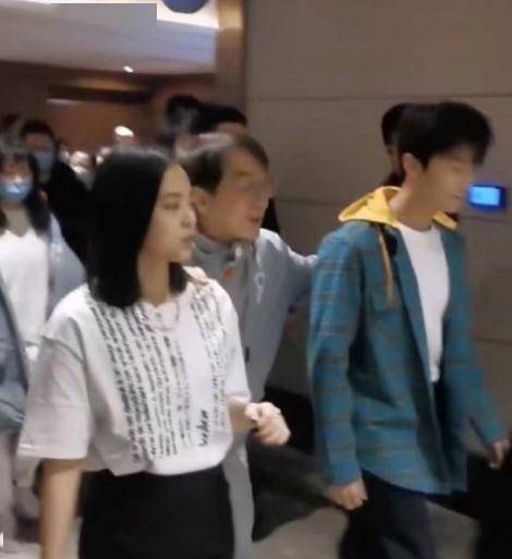 67岁成龙似小伙,与邓超同框像同龄人