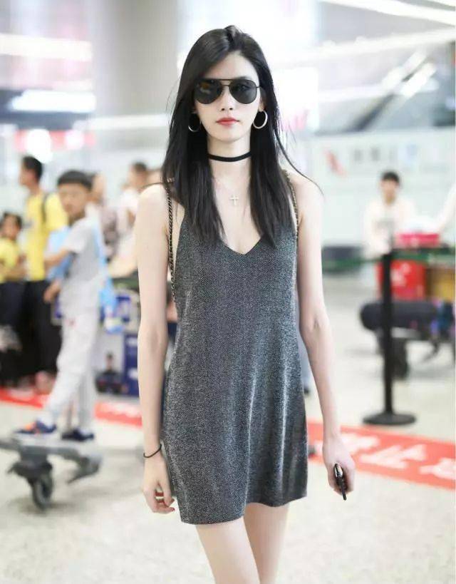 平胸就是好这4款衣服只有平胸穿才显高级感