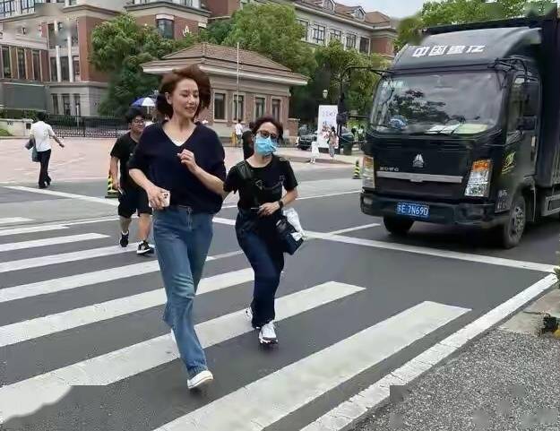 41岁高圆圆街边狂奔,暴露真实身材