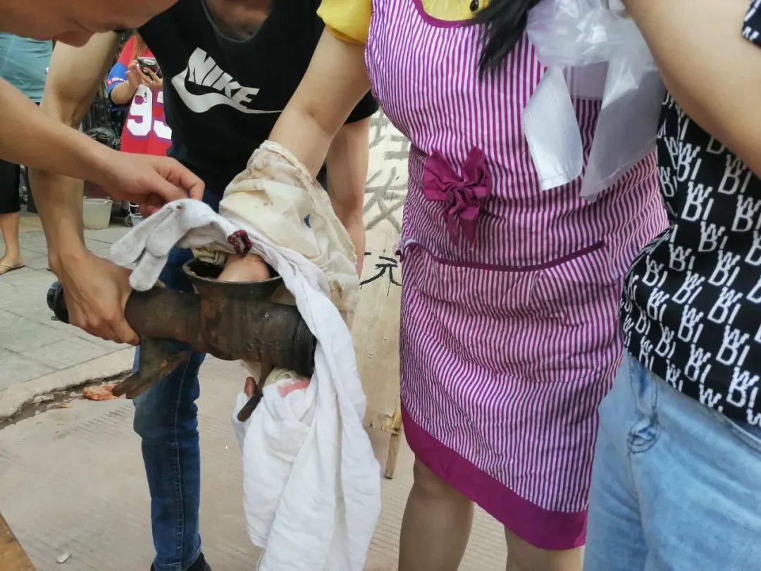 大理巍山一农贸市场内发生绞肉机"咬手"事件,消防紧急破拆施救