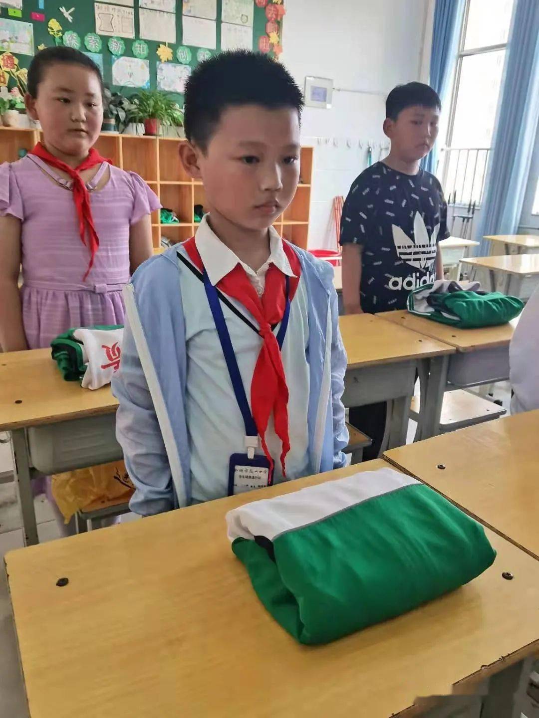 【龙小|劳动月】小手创造美,美好叠出来——龙山小学三年级举行叠校服