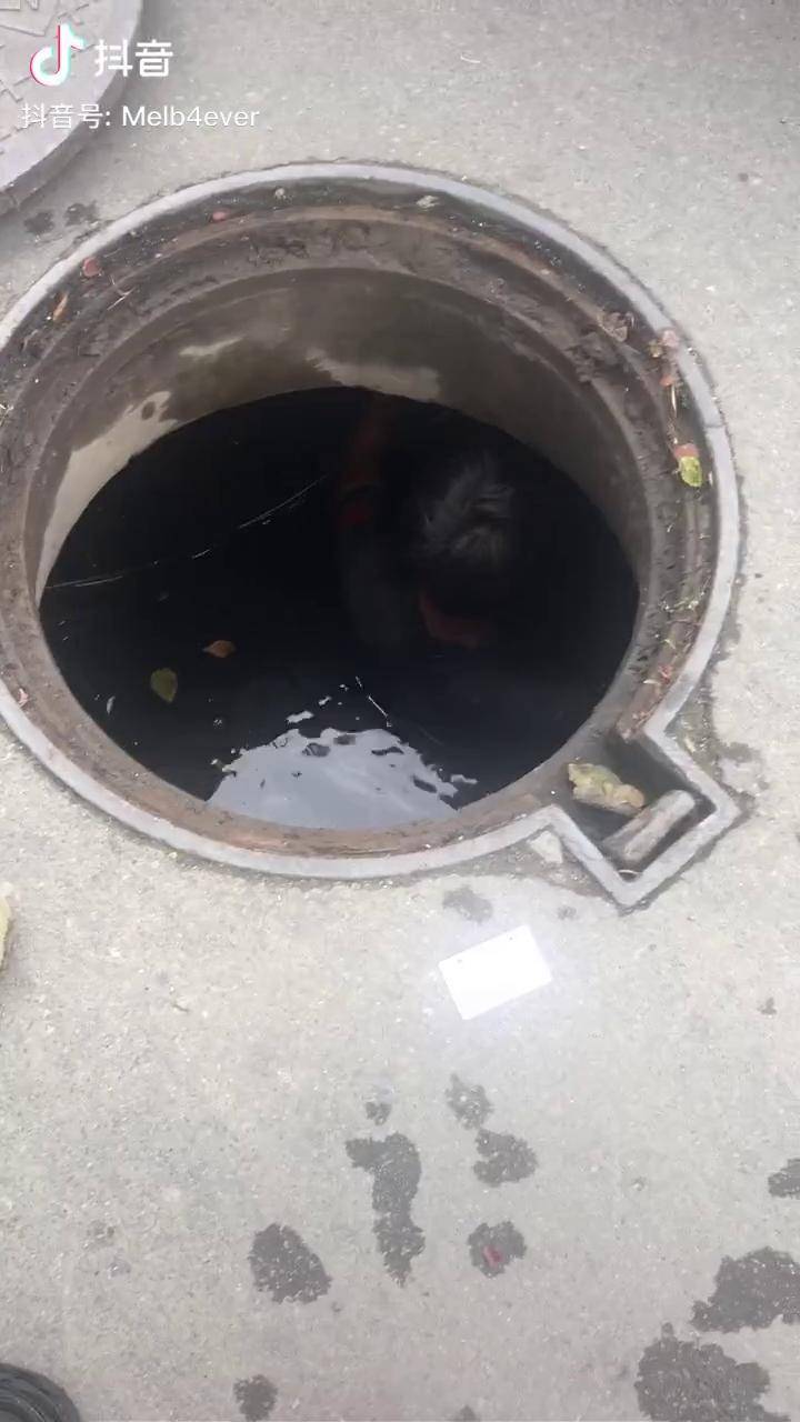因为下水井堵了感谢小哥 最可爱的人正能量 中国 疏通下水道 小哥