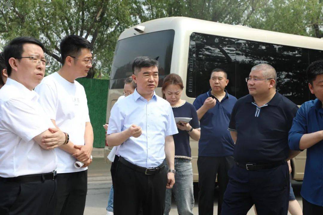 观摩现场,古冶区委书记延杰书记对检查中发现的卫生保洁,停车划线