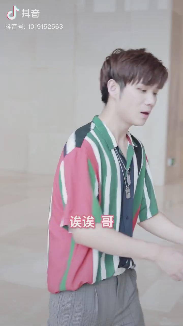 那天我蹲在街上手里多了二百四十八块钱恋与白侍从恋与三岁恋与奶栋