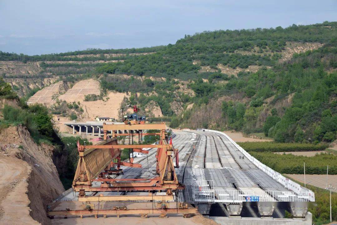 吴华高速项目首座桥梁完成架梁施工11(潘启明/文图)近日,由四公司承建