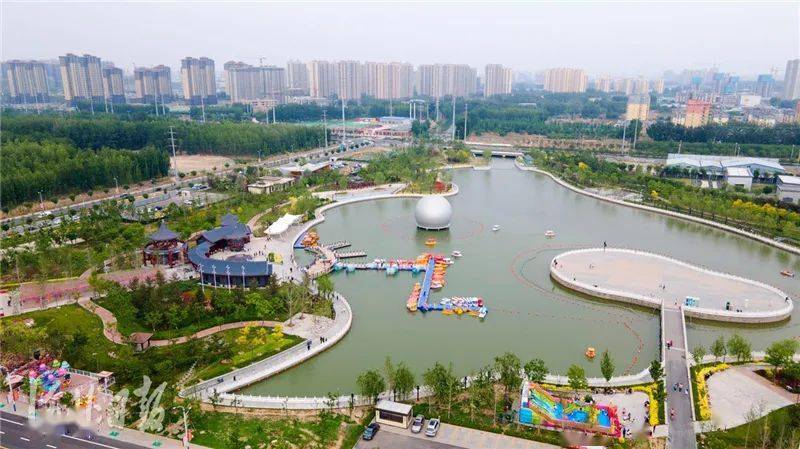 御龙河公园包括生态景观区,娱乐休闲区,文化景观区,滨水游乐区,是廊坊