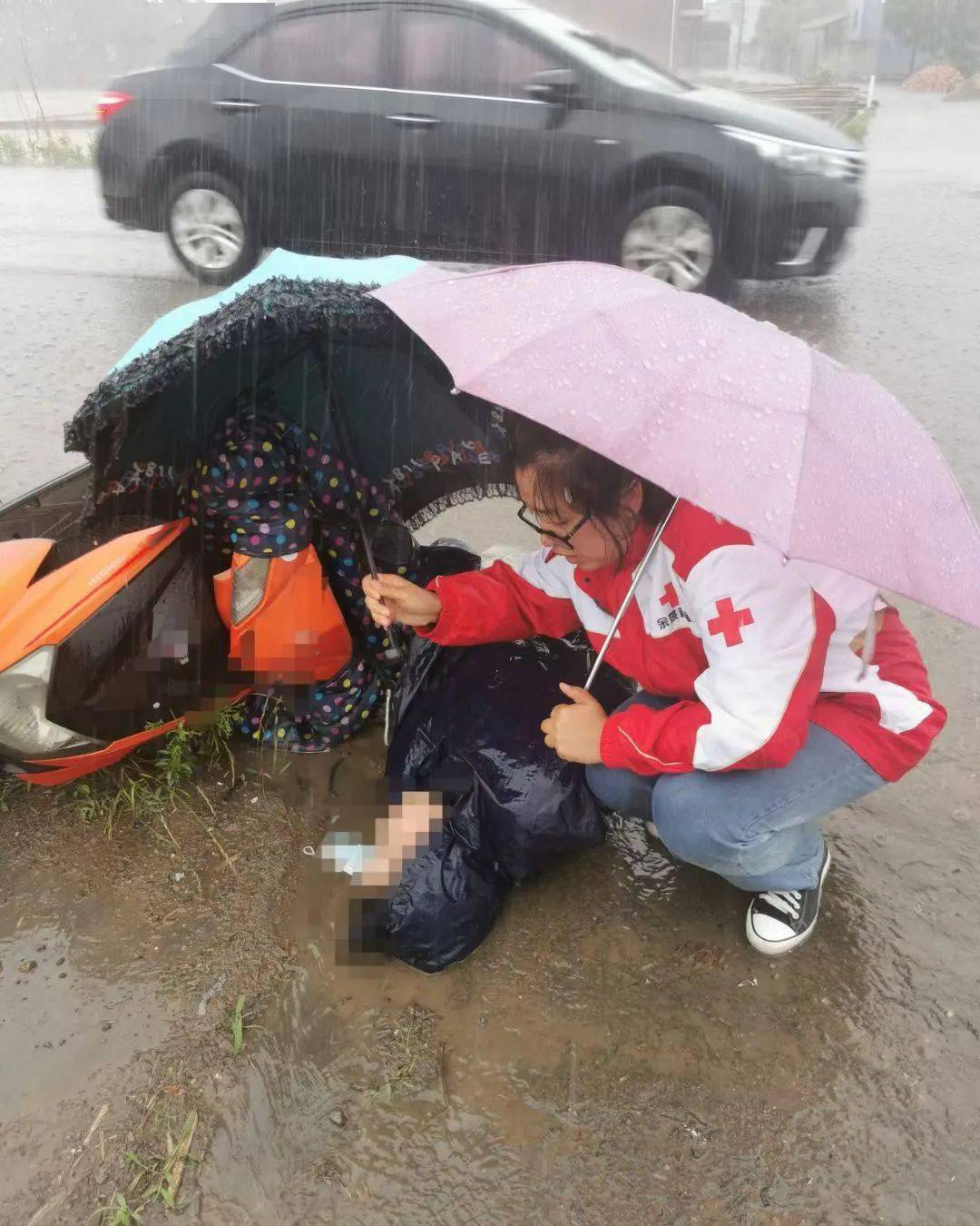 暴雨中救人的"撑伞姐"——丈亭分院韩丹凤火了!