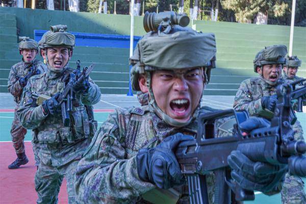 "刺刀"永不"卷刃"!"白刃格斗英雄连"举行新战士授予刺刀仪式