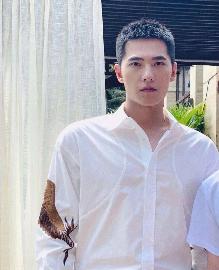 男爱豆同款直角肩如何get