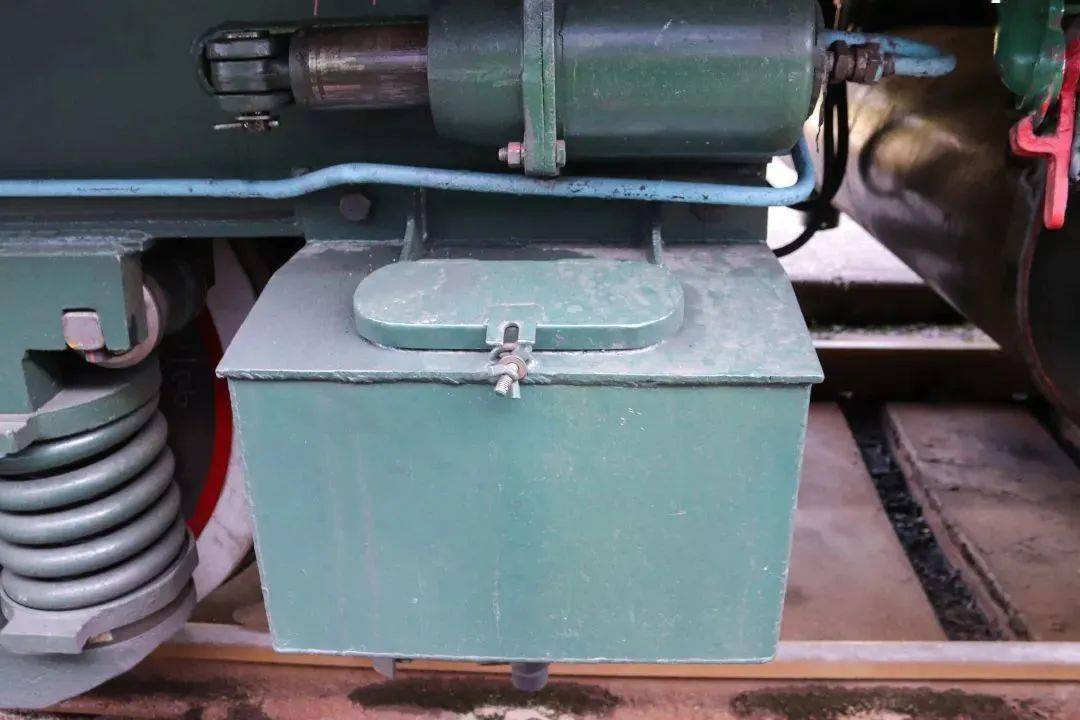 机车砂箱撒砂装置可以通过司机脚踏开关,紧急制动,防空转,防滑行等