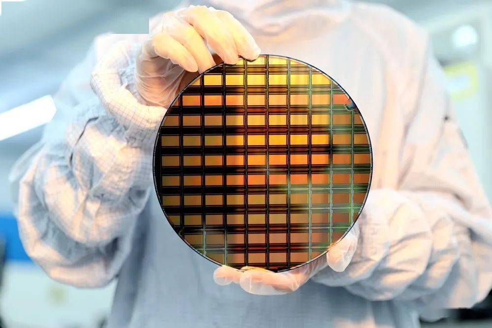 睿创微纳发布全球第一款8μm红外热成像探测器芯片,填补世界空白